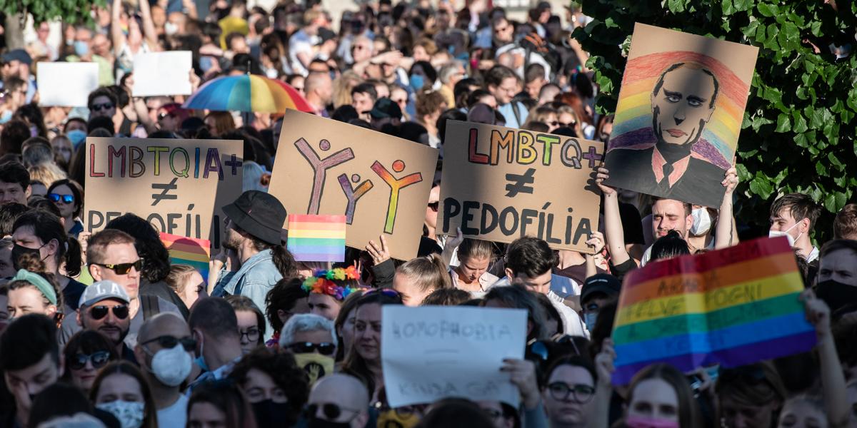 Tüntetés az LMBTQI-ellenes törvény ellen 2021. június 14-én Budapesten a Kossuth téren
