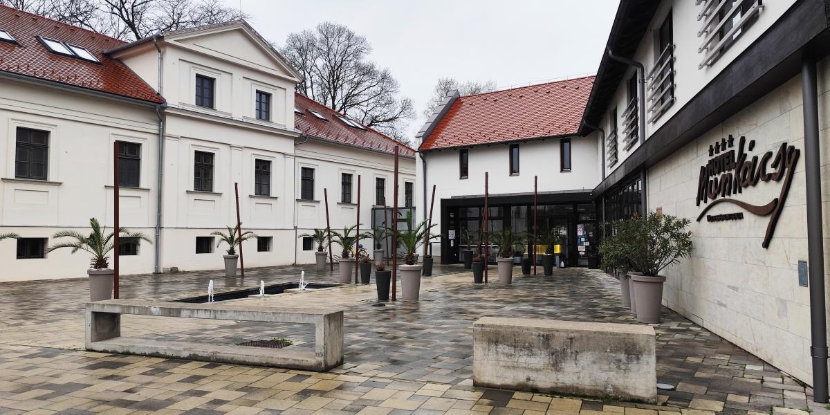 Békéscsaba
négycsillagos
szállodája, a
futballstadion
mellett található
Munkácsy Hotel,
ahol 2023.
augusztus 15-én
este a végzetes
verekedés és
késelés történt