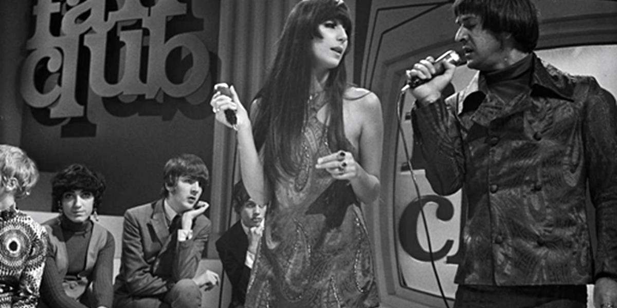 A Sonny & Cher
duó 1967-ben,
sikereik csúcsán.
Akadt olyan
pillanat, hogy
egyszerre öt számuk
sorakozott
a slágerlistákon
a legjobb tíz között
világszerte