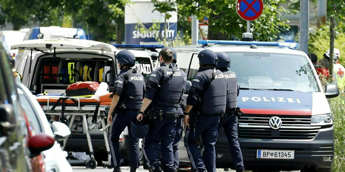 Rendőrök a Grazi iskola mellett 2025. június 10-én