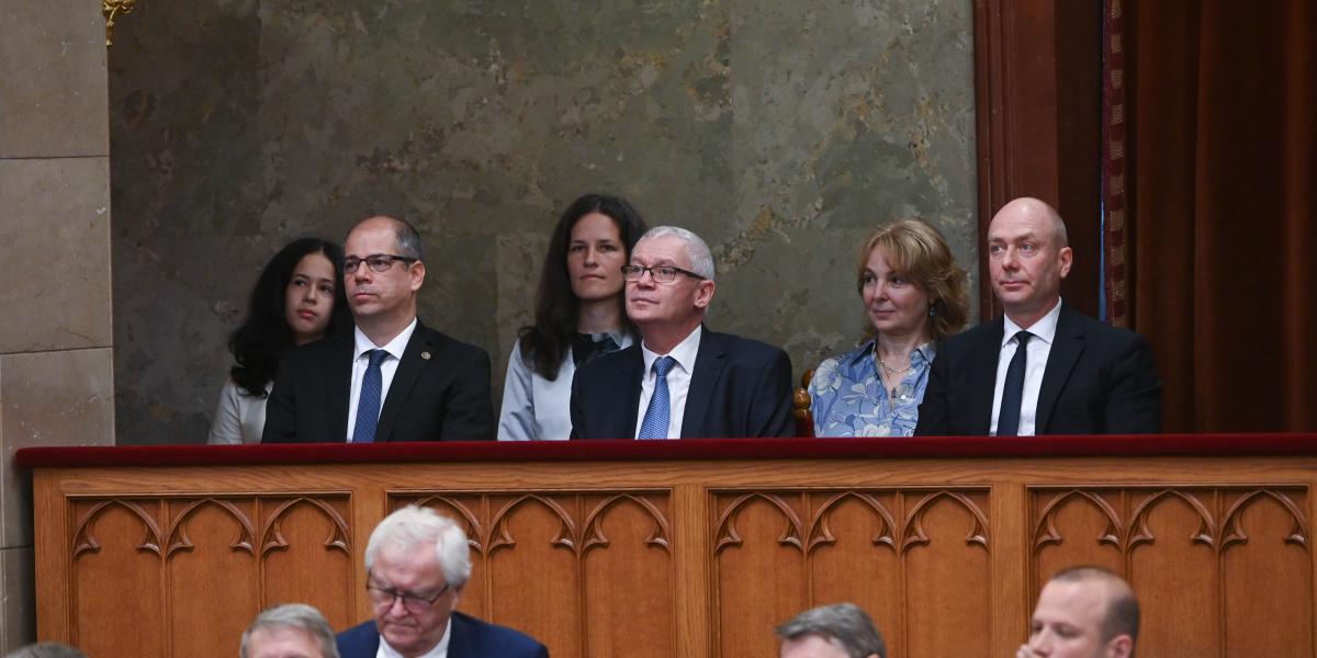 Polt Péter alkotmánybíró középen 2025. június 11-én