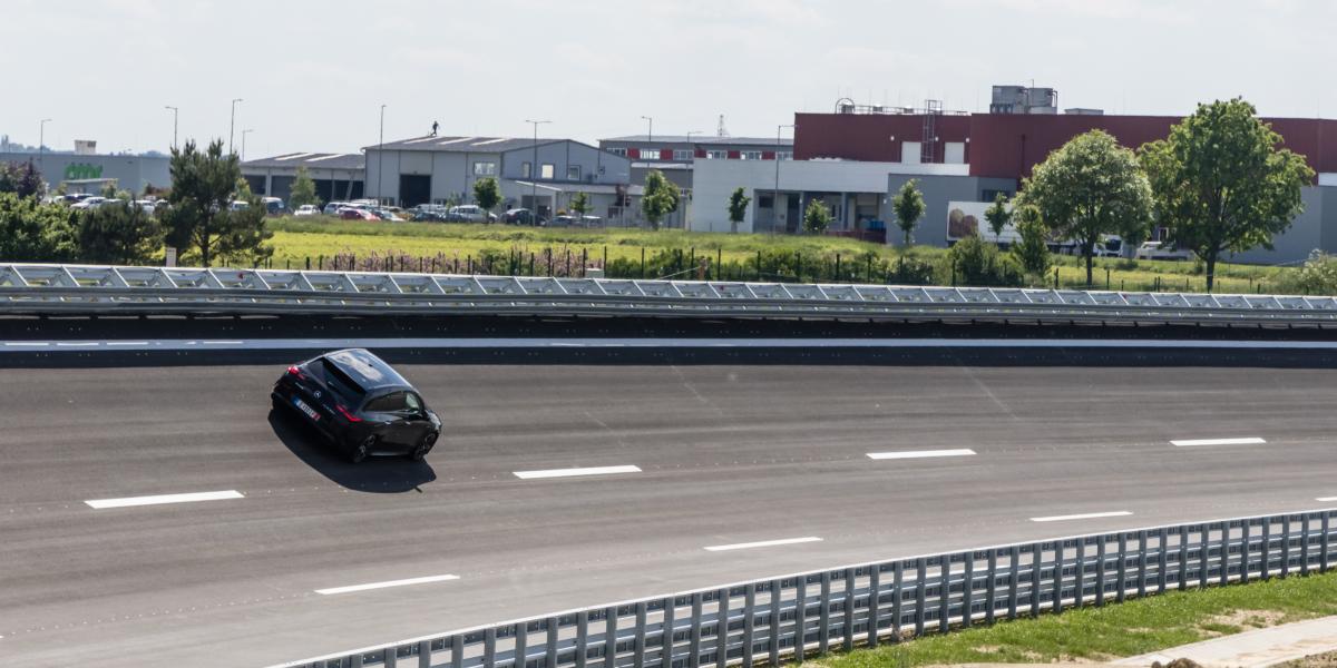 A ZalaZONE Járműipari Tesztpálya újonnan elkészült pályaeleme az átadás napján Zalaegerszegen 2025. május 14-én