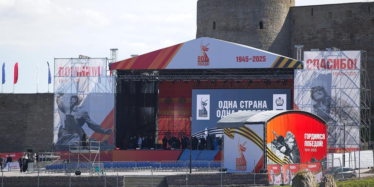 Narvában gyakoriak az orosz provokációk. A határfolyó túloldalán május 9-én Észtország felé néző óriásképernyőn közvetítették a II. világháborús győzelem 80. évfordulóján tartott Vörös téri díszszemlét