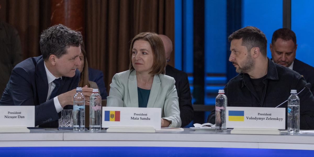 Nicusor Dan román, Maia Sandu moldáv és Volodimir Zelenszkij ukrán elnök az odesszai csúcstalálkozón június 11-én 