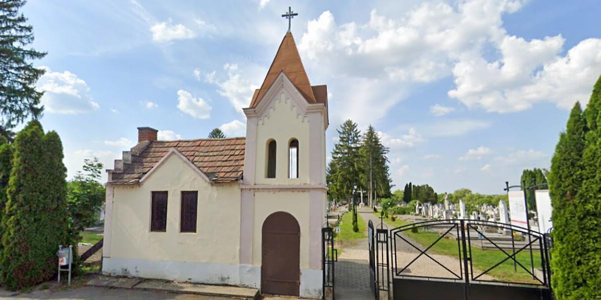 Az Újdombóvári Temető bejáratánál álló épület - Korábbi felvétel 