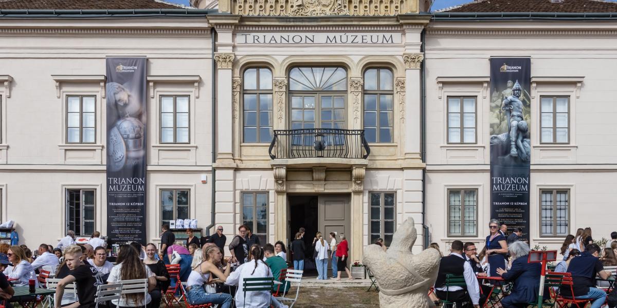 A felújított Trianon Múzeum épülete az újranyitási ünnepség napján Várpalotán 2023. szeptember 22-én 