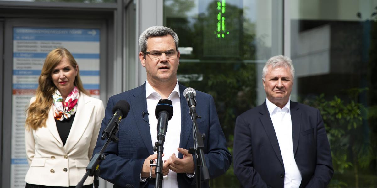 Takács Péter a mikrofonoknál. Az egészségügyért felelős államtitkár nem tagadta: a kormányzat számára is okoznak gondot a betöltetlen háziorvosi körzetek
