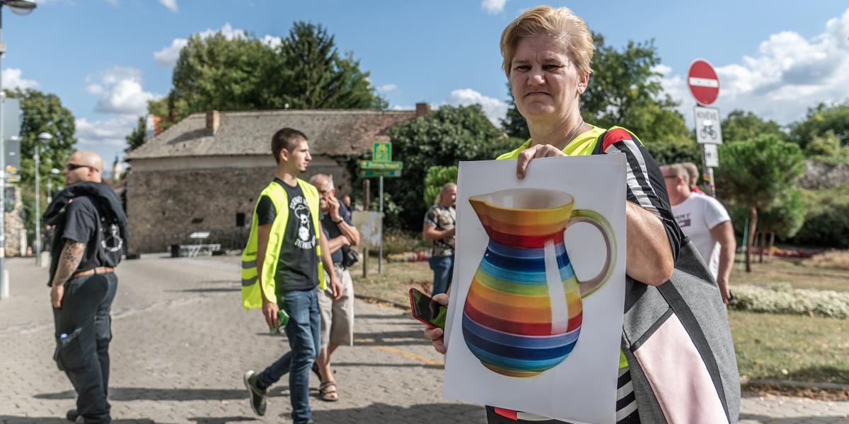 Egy korábbi Pécs Pride és egy ellentüntető. Vidéken eddig csak a baranyai megyeszékhely adott otthont szivárványos felvonulásnak