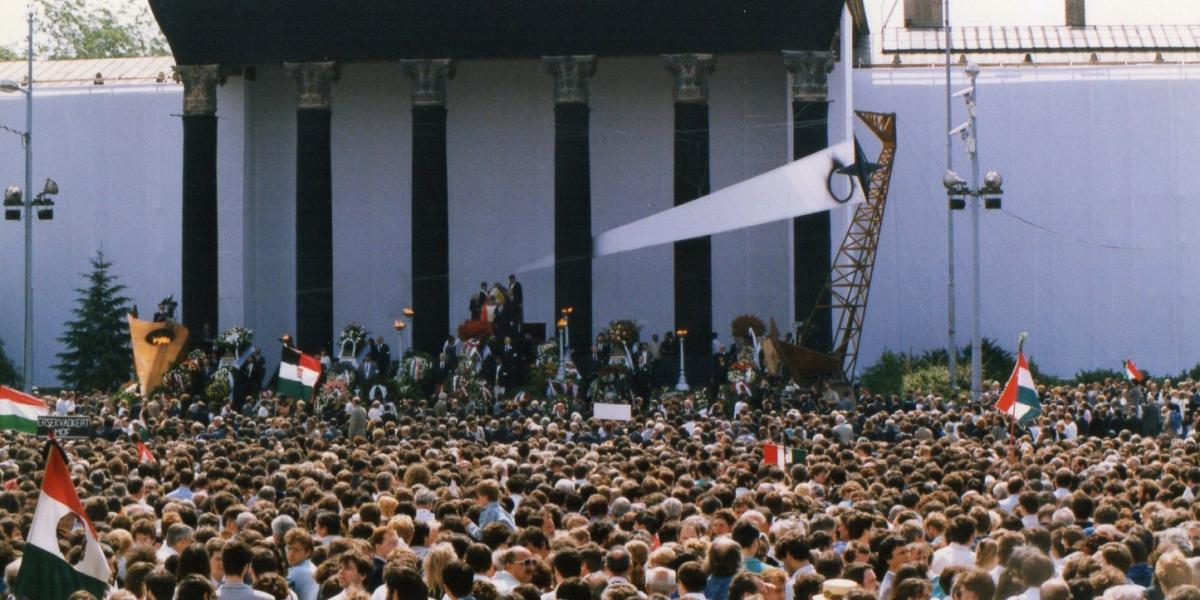 Hősök tere 1989. június 16-án, az 56-os hősök újratemetésekor.
