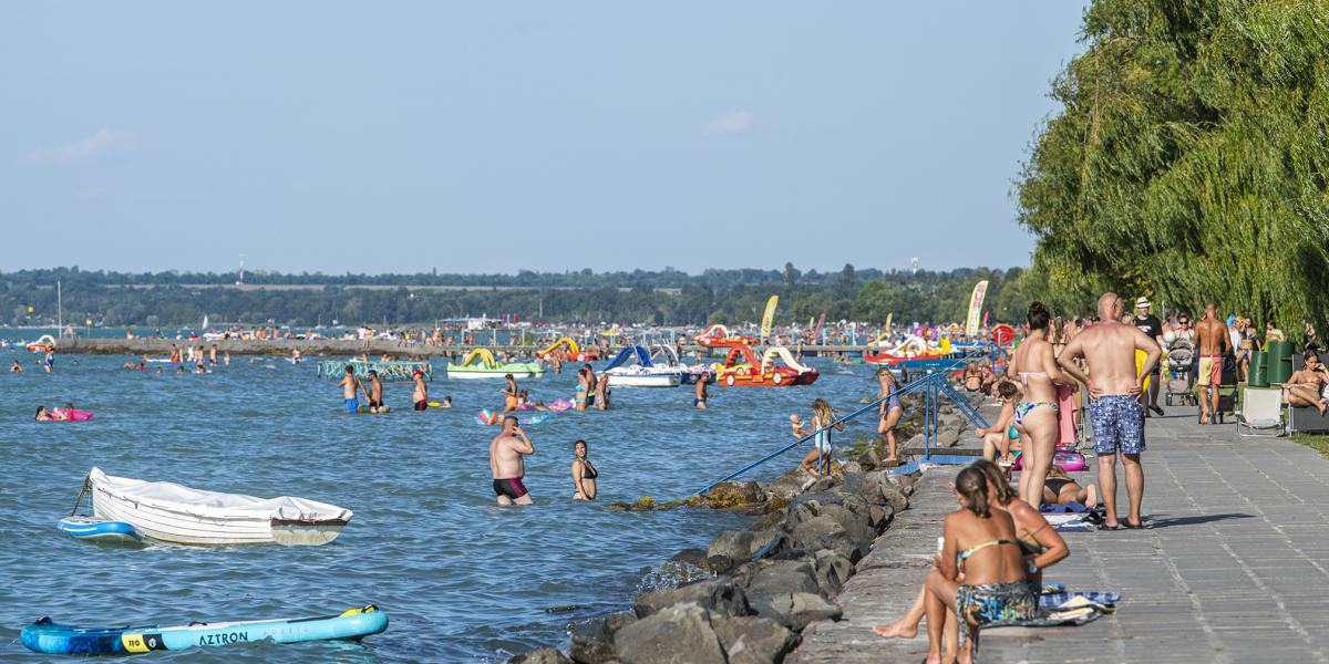 Tele a part. Meg főszezon előtt nem sokkal a net is az álláshirdetésekkel