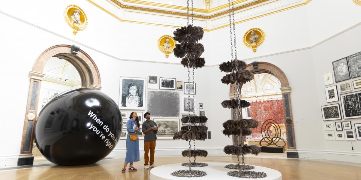 Ryan Gander When do you know you are right? (Mikor tudod, hogy igazad van?) luftballonja és Alice Channer Body Shop című alkotása
