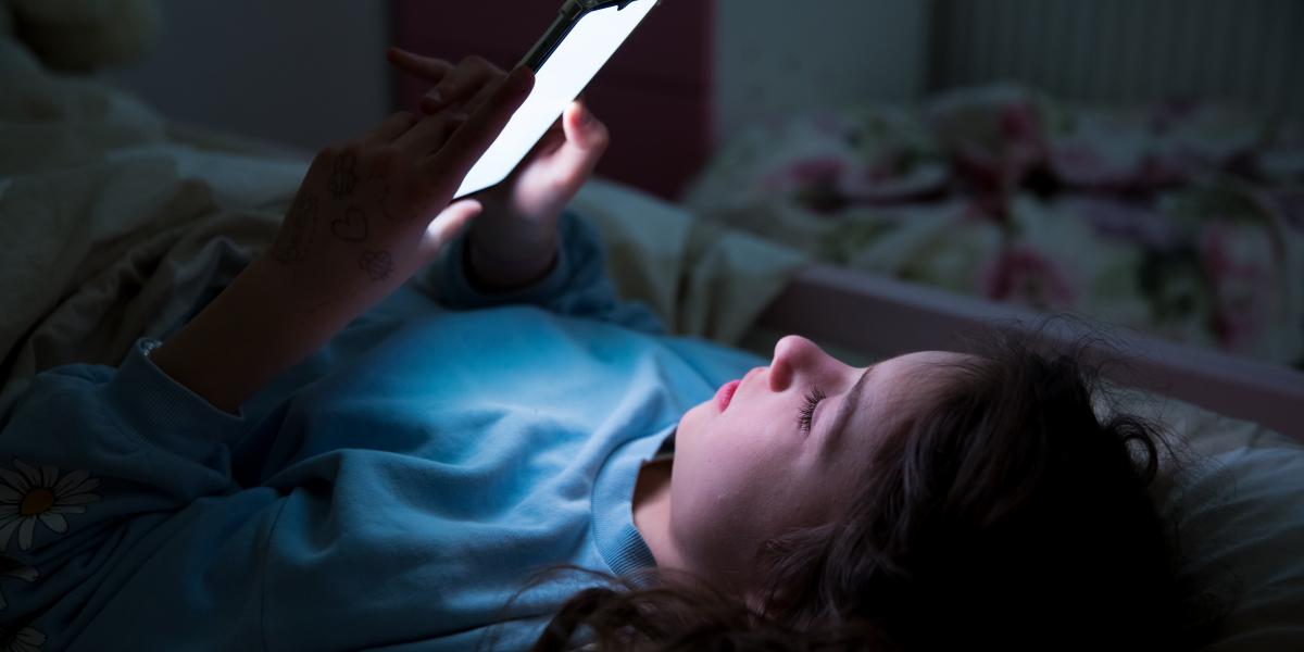 A nyugodt alváshoz egy órával lefekvés előtt be kell fejezni a telefonozást vagy számítógépezést