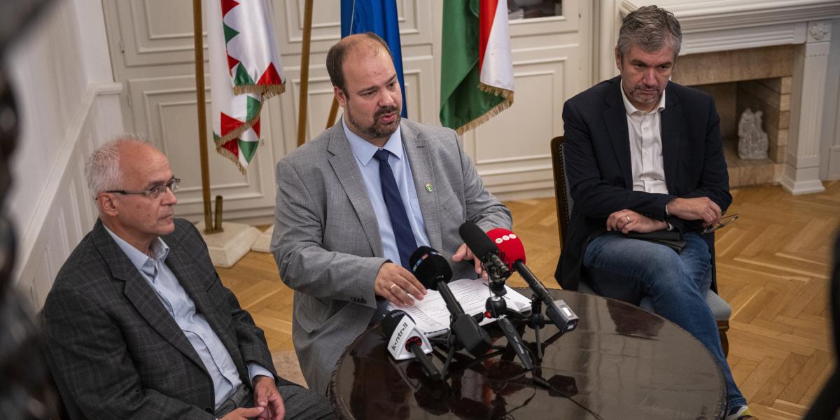 Horváth András, Rózsa András és Hadházy Ákos a sajtótájékoztatón