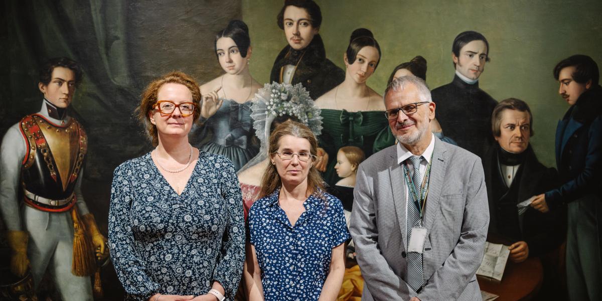 Molnárné Aczél Eszter, Radványi Orsolya és Farbaky Péter a Scherz Fülöp pozsonyi kereskedő családjáról készült festmény előtt