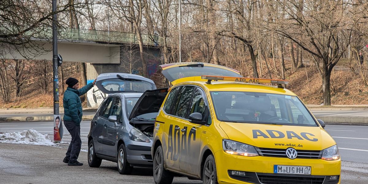 Lerobbant német autósnak segít a helyi autóklub