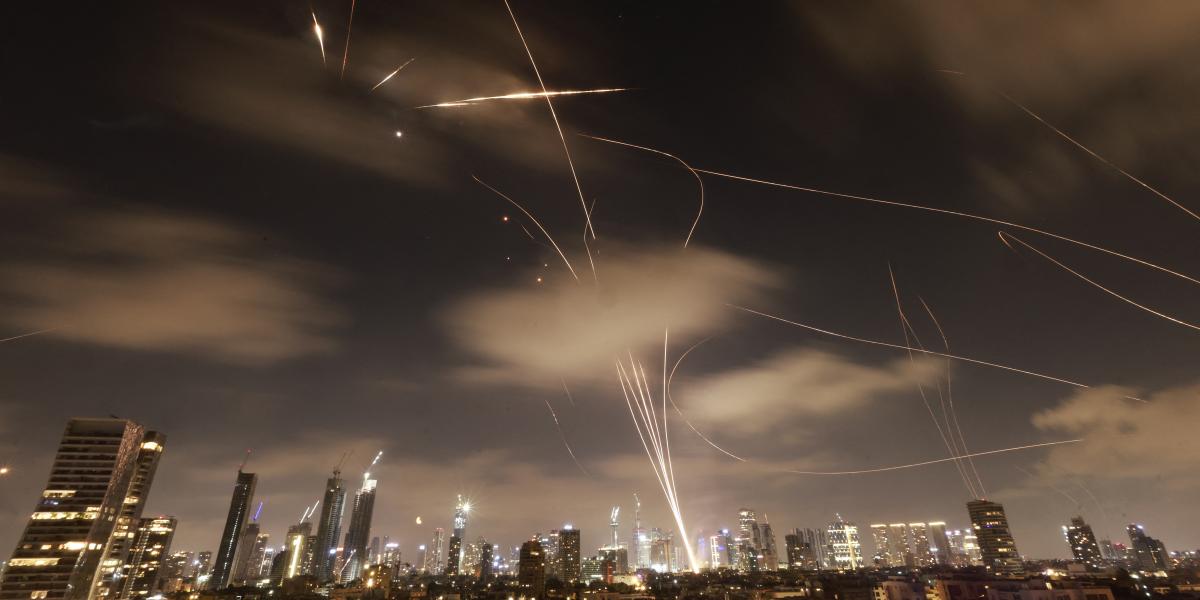 Izraeli légvédelmi rendszereket aktiváltak, hogy elfogják az iráni rakétákat Tel-Aviv felett 2025. június 18-án kora reggel