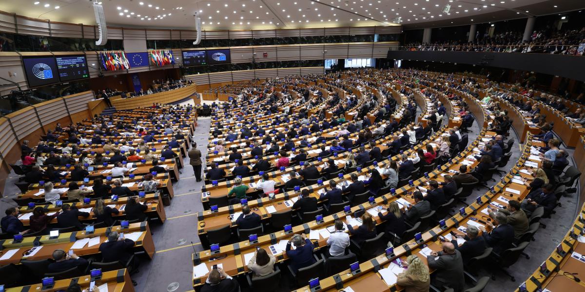 Képviselők az Európai Parlament plenáris ülésén Brüsszelben 2025. május 22-én