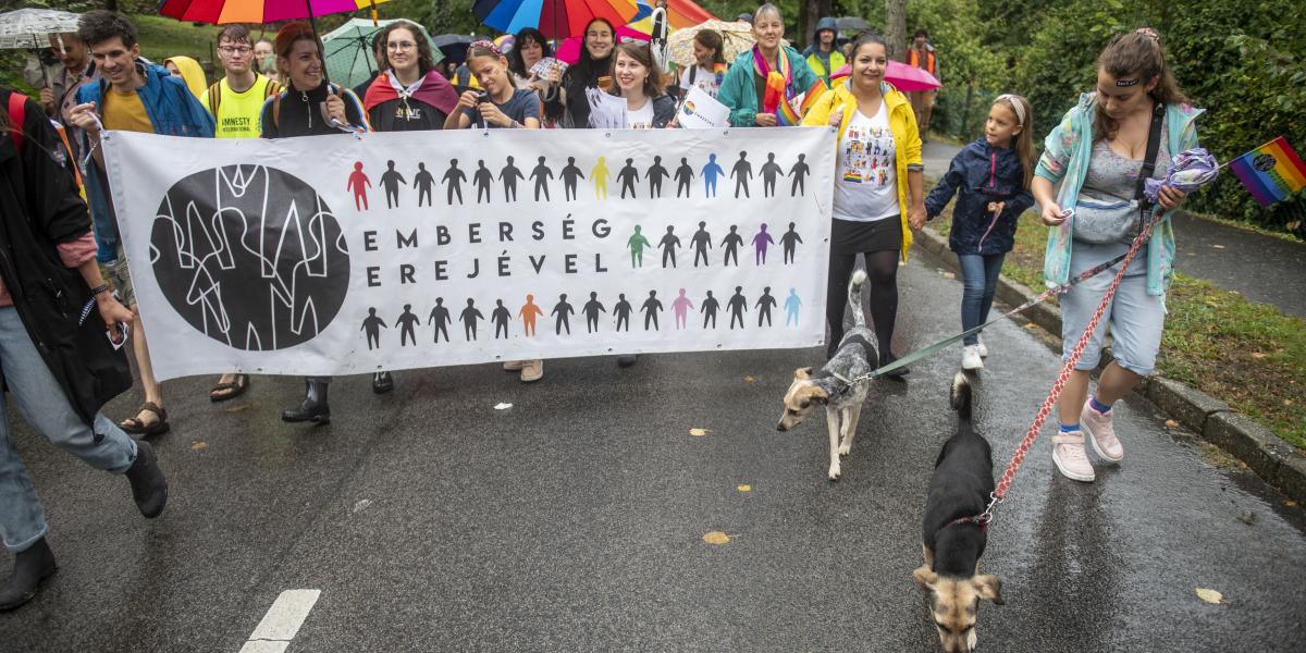 Felvonulók a Pécs Pride-on 2023. szeptember 23-án 