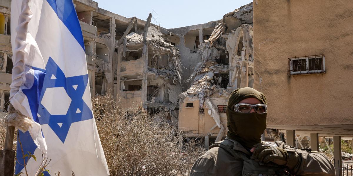 Iráni rakéta által megrongált épület Holonban június 19-én 