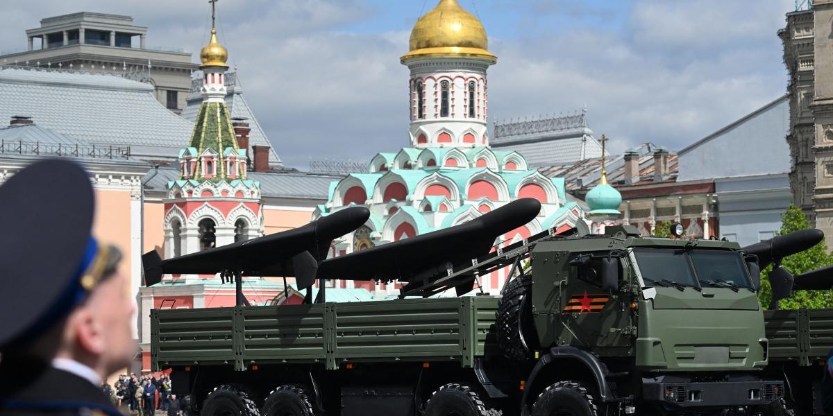 A háború korai szakaszában Oroszország több ezer iráni Shahed „kamikaze” drónt rendelt Ukrajna elleni légitámadásaihoz. A technológia alapján azóta saját gyárakat hozott létre, és folytatta az innovációt