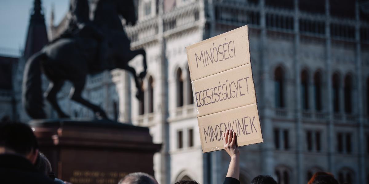 Tüntető a Magyar Orvosi Kamara által szervezett demonstráció március 8-án a Kossuth téren