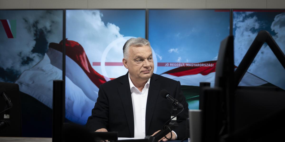 Orbán Viktor miniszterelnök interjút ad a Jó reggelt, Magyarország! című műsorban a Kossuth rádió stúdiójában 2025. április 25-én
