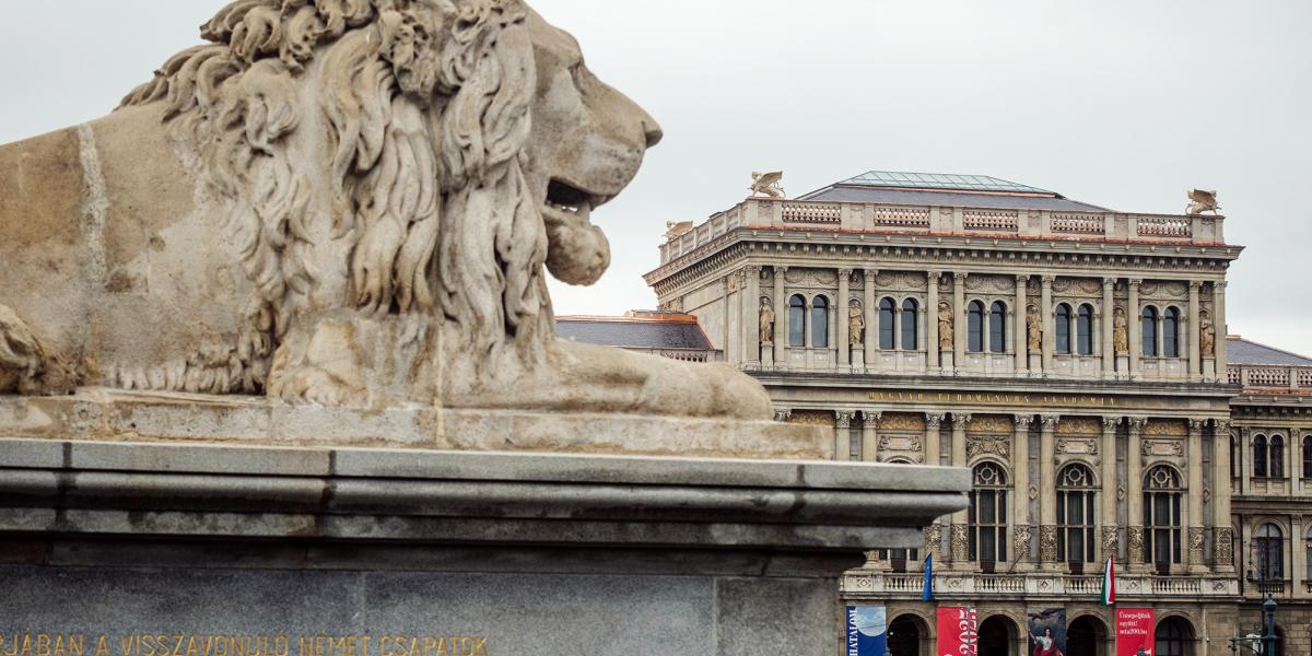 A Magyar
Tudományos
Akadémia
idén 160 éves
székháza. Ezt
az épületet még
nem, de az MTAról
leválasztott
kutatóhálózat
ingatlanait már
megszerezte a
regnáló kormány