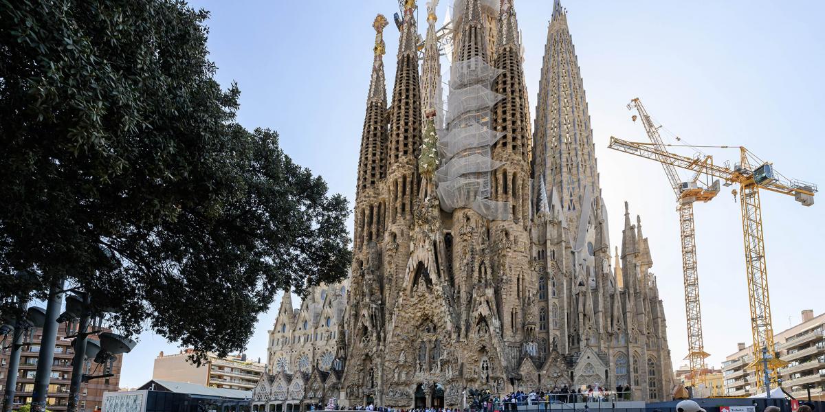 Nagyon sok a
látogató: tömegek
a világcsoda
Sagrada Familia
templom körül,
de benn a katedrálisban
is