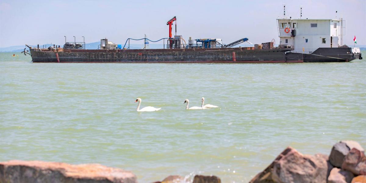 Képünk illusztráció, kotróhajó 2020 júliusában a balatongyöröki partoknál