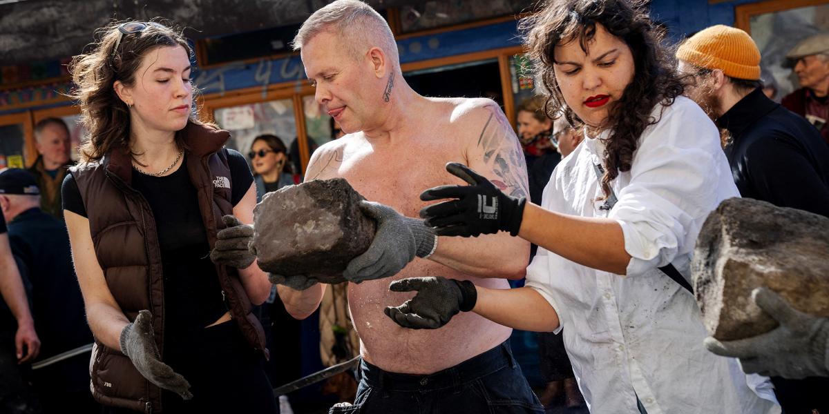 A koppenhágai Christiania kommuna tagjai munka közben