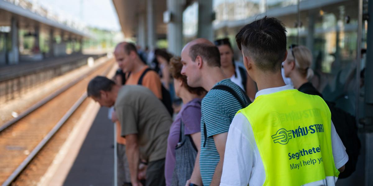 Utasok várnak a késő vonatokra Kelenföld vasútállomáson.