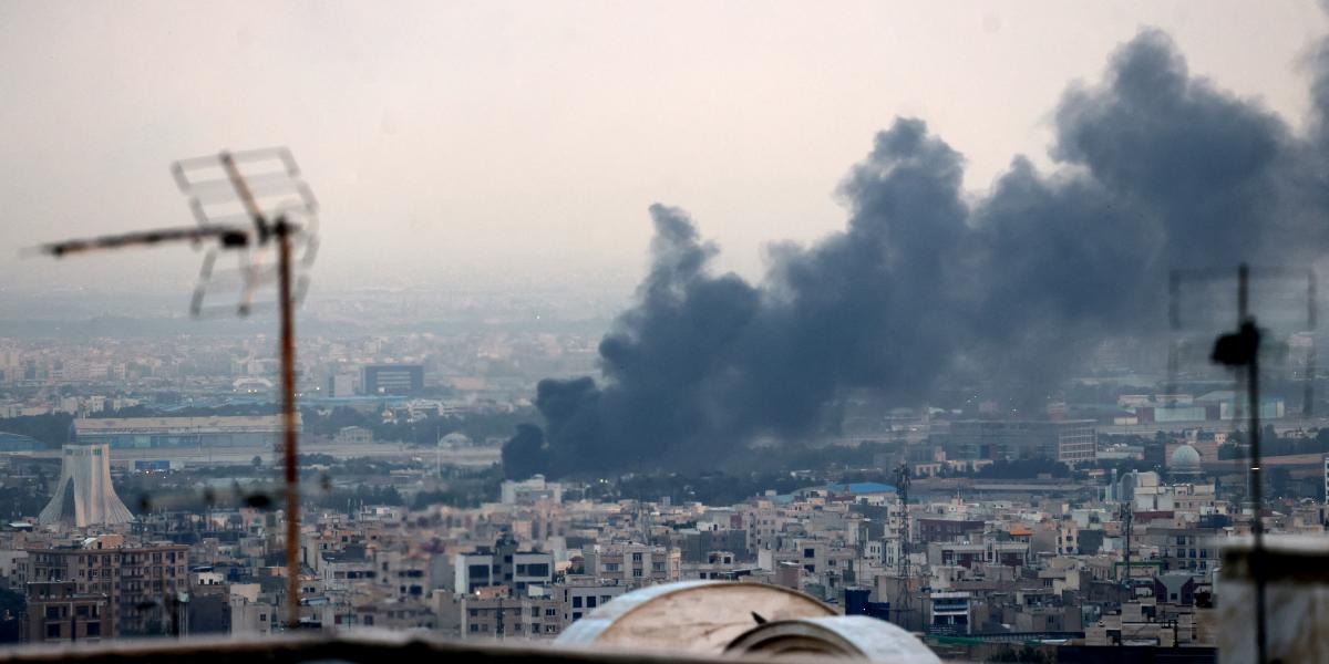 Füstfelhő a teheráni Azadi-torony közelében történt robbanás után 2025. június 16-án