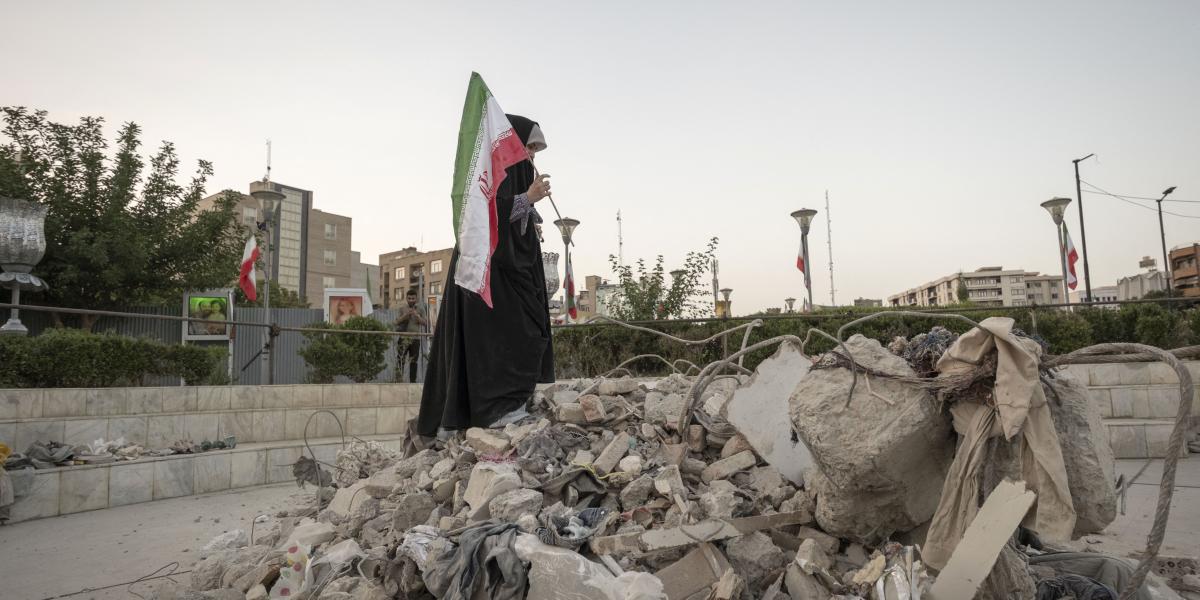 Képünk illusztráció, iráni diáklány egy épület romjai mellett Teheránban 2025. június 21-én