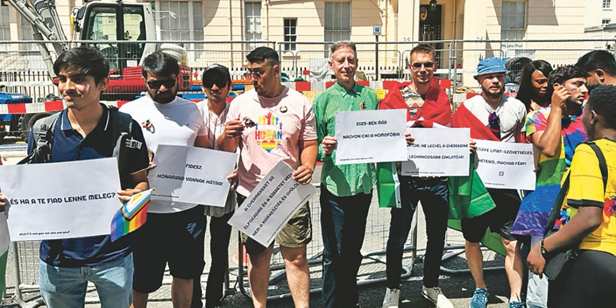 Tiltakozók Londonban (középen, zöld ingben Peter Tatchell)