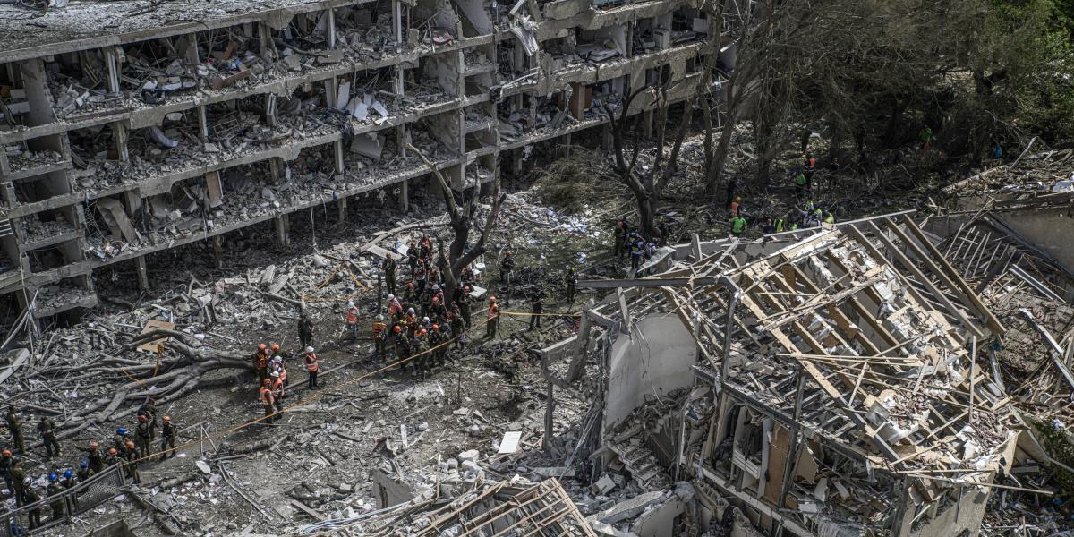 Épületek pusztultak el Irán rakétatámadásának következtében Tel-Avivban, Izraelben, 2025. június 22-én