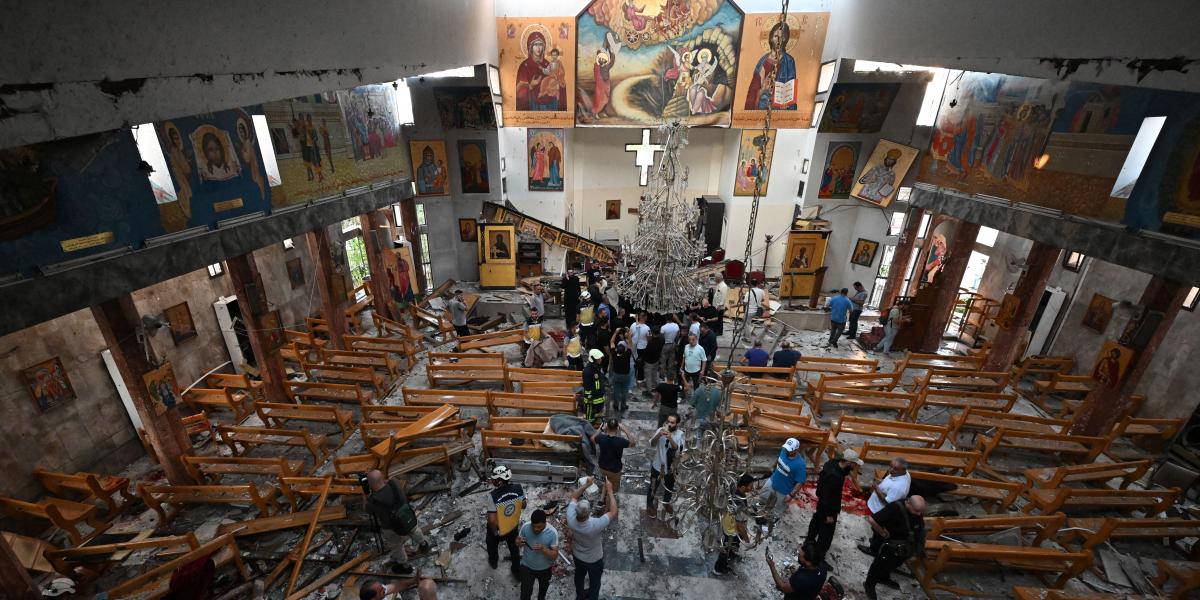 Mentőalakulatok vizsgálják a damaszkuszi Dwelaa negyedben található Szent Illés templomban 2025. június 22-én elkövetett öngyilkos merénylet helyszínét