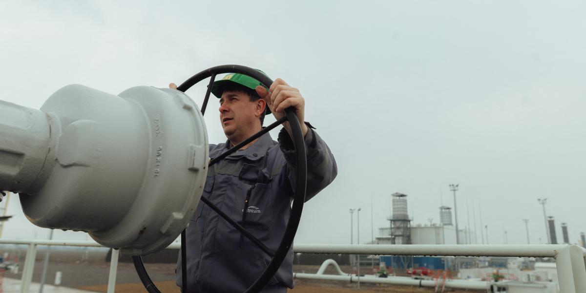 Egy munkás napi feladatokat végez egy gázlétesítményben 2025. február 28-án, a szlovákiai Velké Kapušánban.