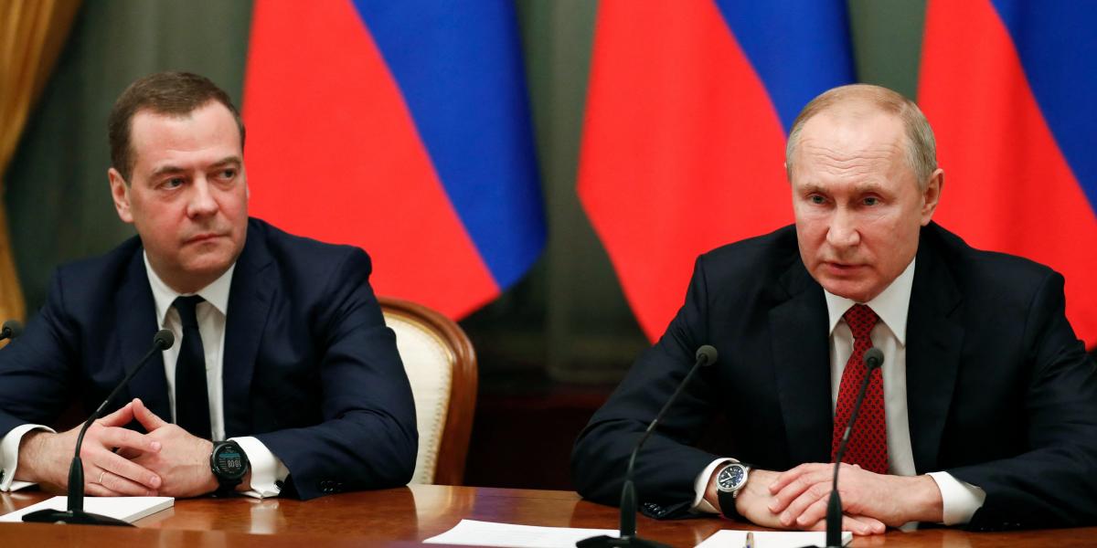 Medvegyevnek és Putyinnak egy a hangja?