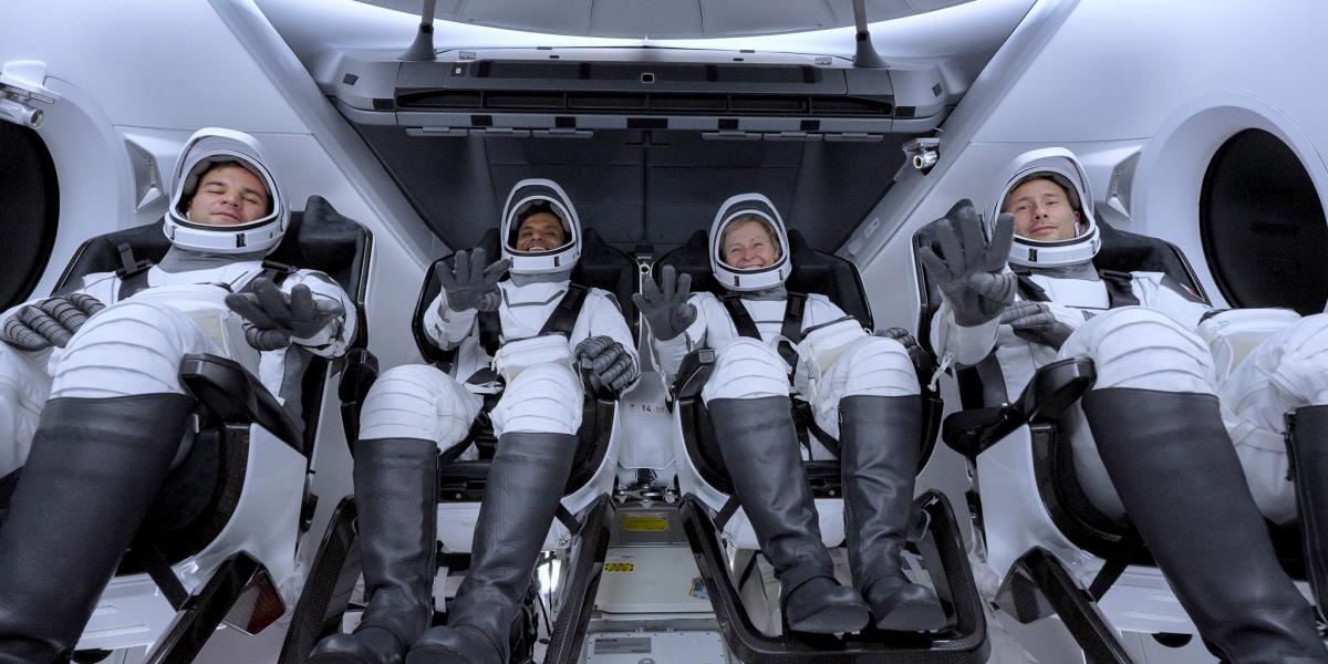 Kapu Tibor társaival a Dragon kapuszálban a fellövést várva.