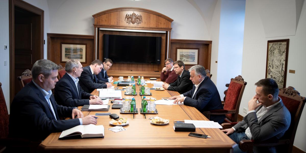 Belügyi kormánykabinet-ülés 2023. március 25-én. Bal oldalon, elöl Takács Péter egészségügyért felelős államtitkár 