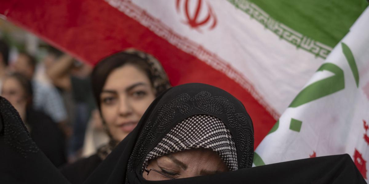 A tűzszünetet ünneplő menet tagjai Teheránban június 24-én 