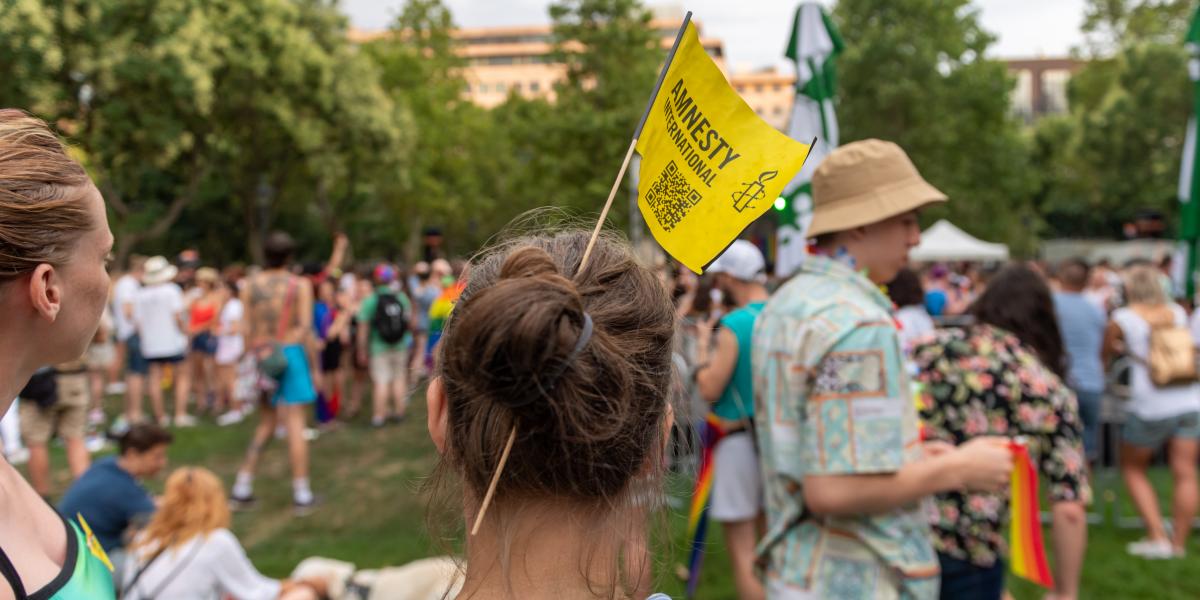 Amnesty-aktivista a Budapest Pride-on 2022. július 23-án 