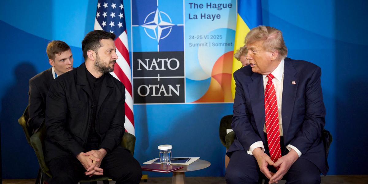 Volodimir Zelenszkij ukrán és Donald Trump amerikai elnök a hágai NATO-csúcstalálkozón 2025. június 25-én.