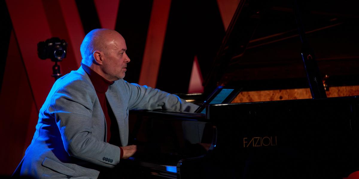 „Játék közben incselkedésre, meglepetésre, a megszokottól való eltérésre és a rosszalkodásra törekszem”