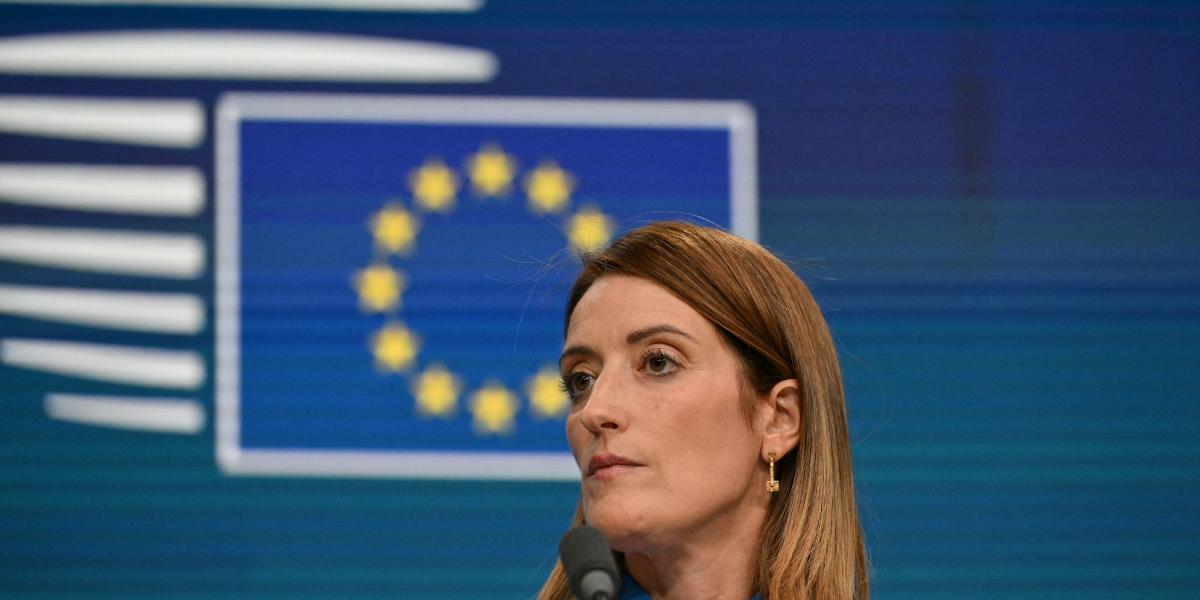 Roberta Metsola, az Európai Parlament elnöke az EU-tagállamok vezetőinek brüsszeli találkozóján június 26-án 