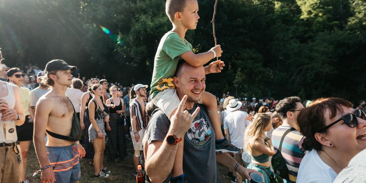 Fesztiválozók a rendezvény nyitónapján 