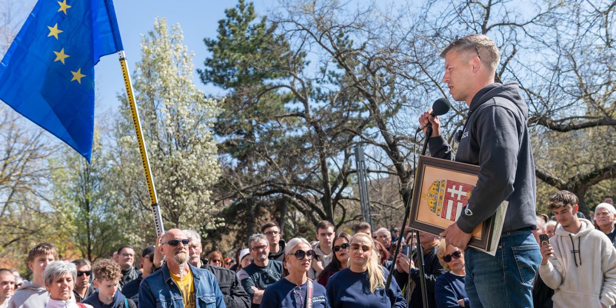 Magyar Péter
vidéki kampánykörútján.
A hallgatás is
állásfoglalás, az
igazodás pedig
az emberek
szimpla becsapása