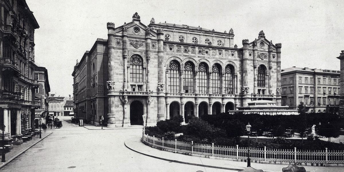 A Vigadó előtti kioszkból kinőtt legendás
parkkávéház, a Hangli 1877 körül