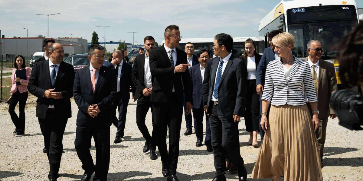 Szijjártó Péter a BYD elektromosbusz-gyártó üzemének alapkőletételén Komáromban június 27-én 