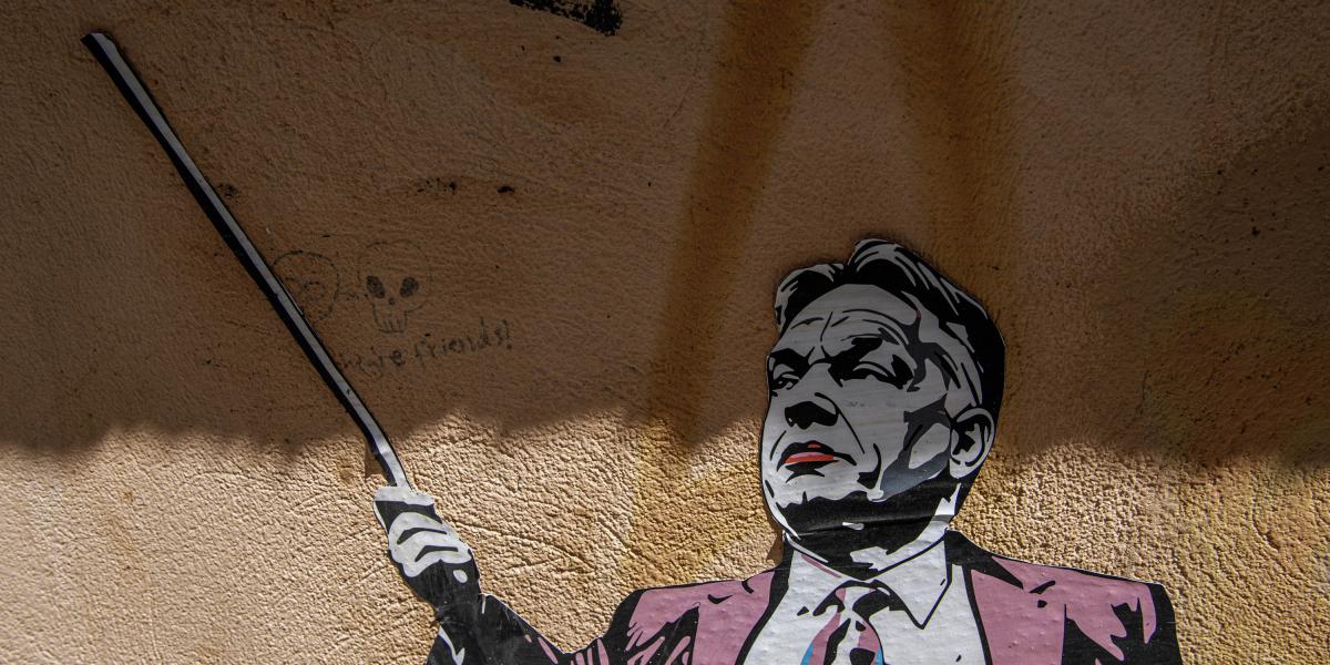 Orbán Viktor és a Pride – karikatúra egy falon Józsefvárosban